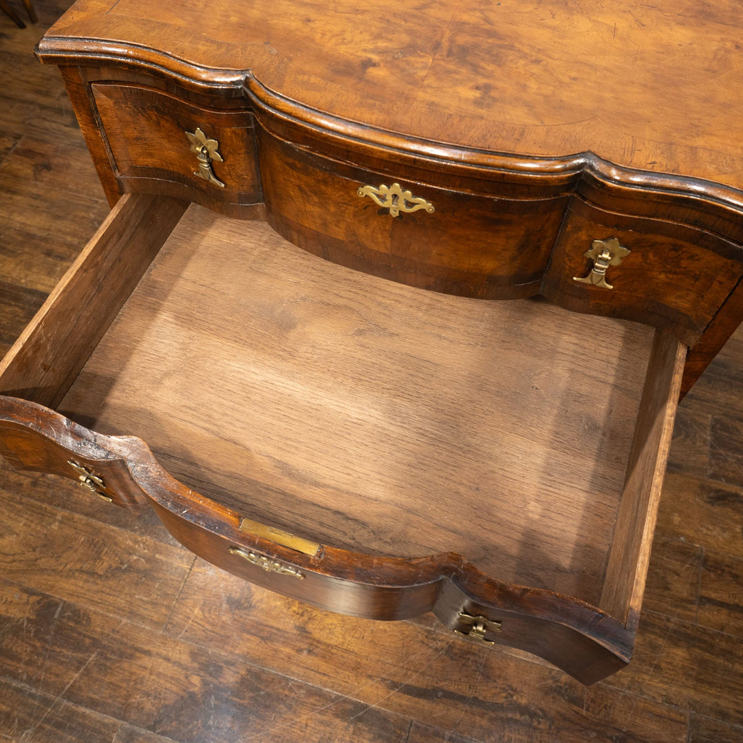 深いブラウンの色味にサーペンタインのデザインが上品 6段チェスト /25G