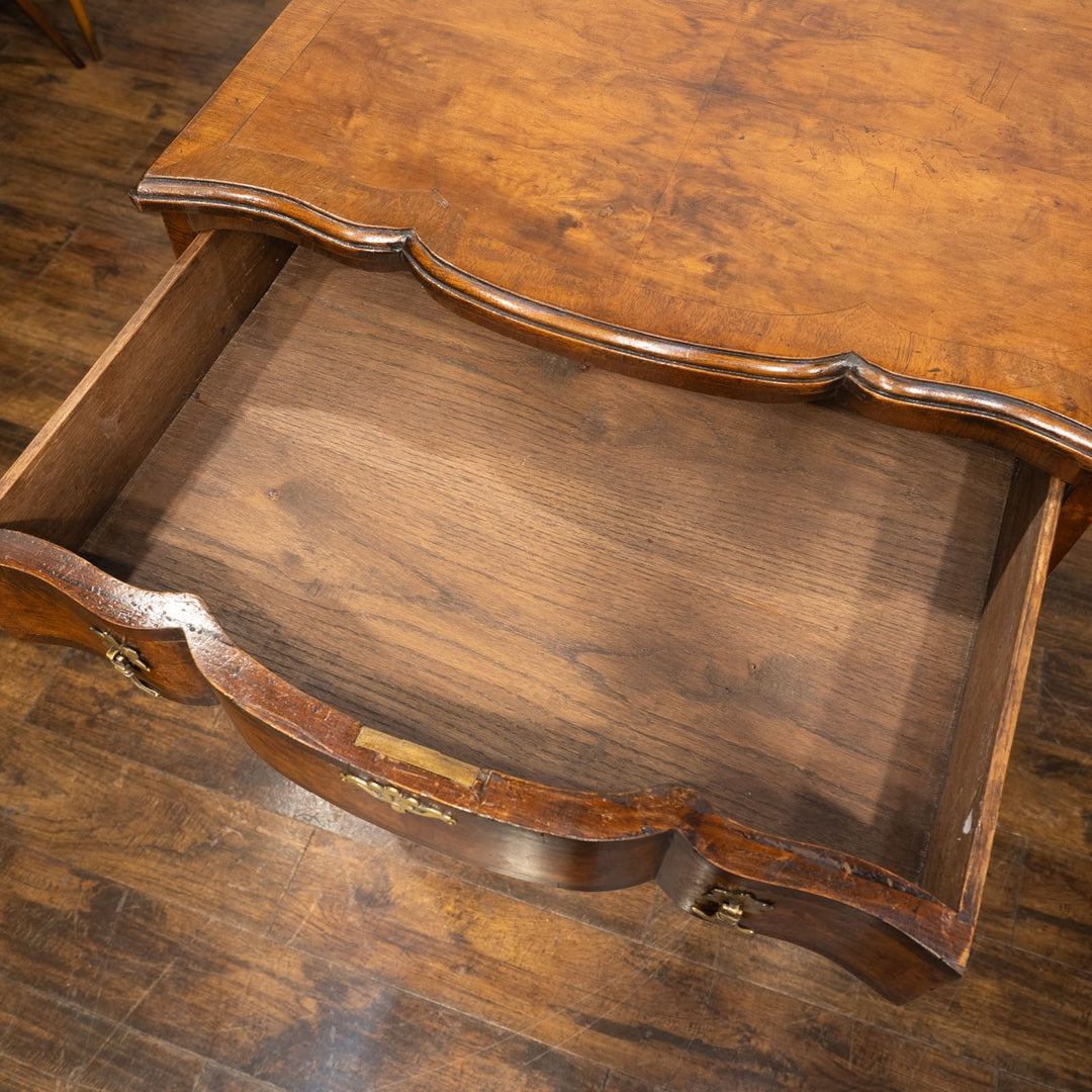 深いブラウンの色味にサーペンタインのデザインが上品 6段チェスト /25G