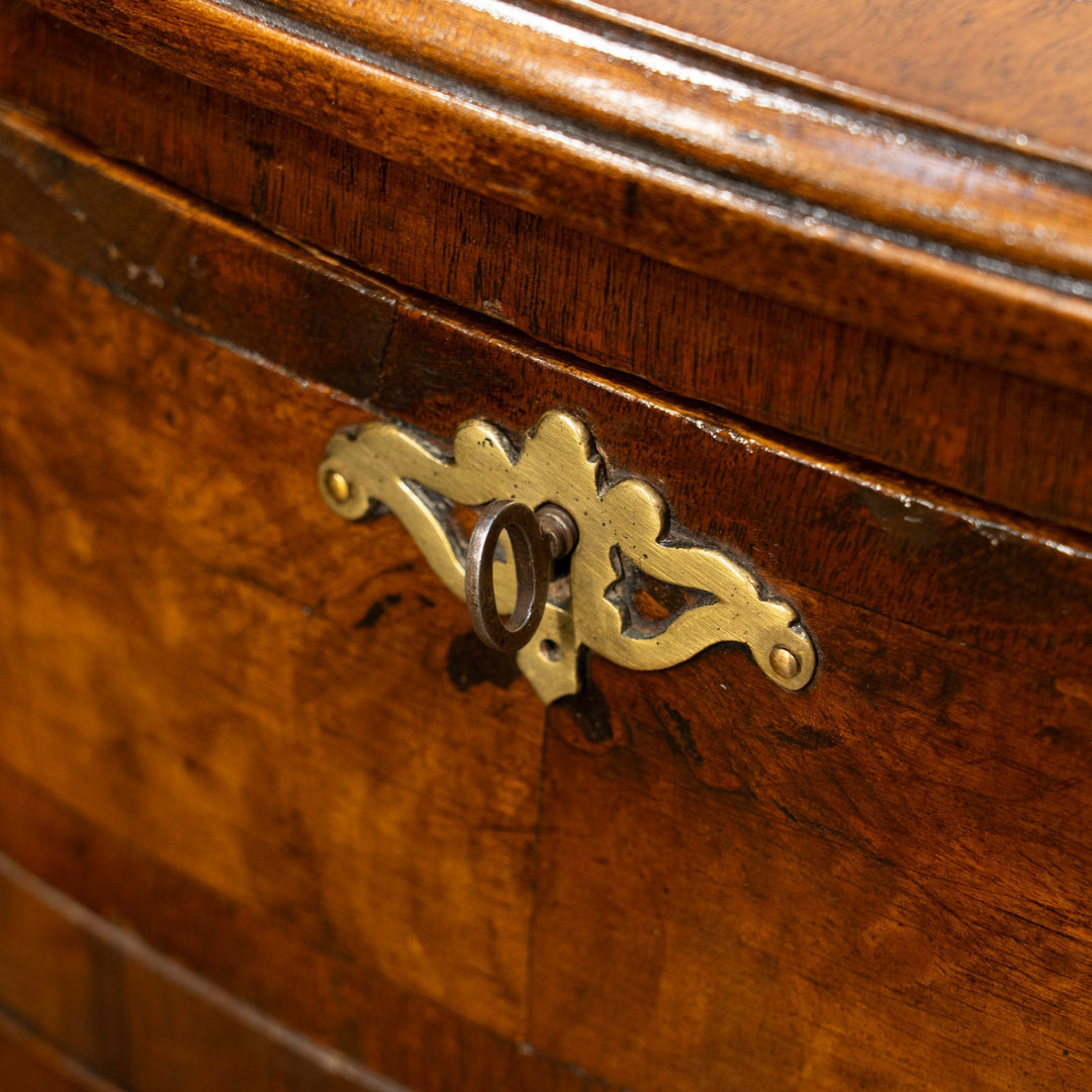 深いブラウンの色味にサーペンタインのデザインが上品 6段チェスト /25G