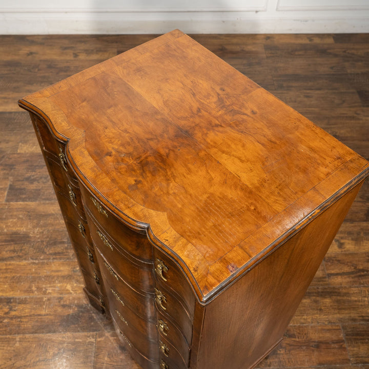 深いブラウンの色味にサーペンタインのデザインが上品 6段チェスト /25G