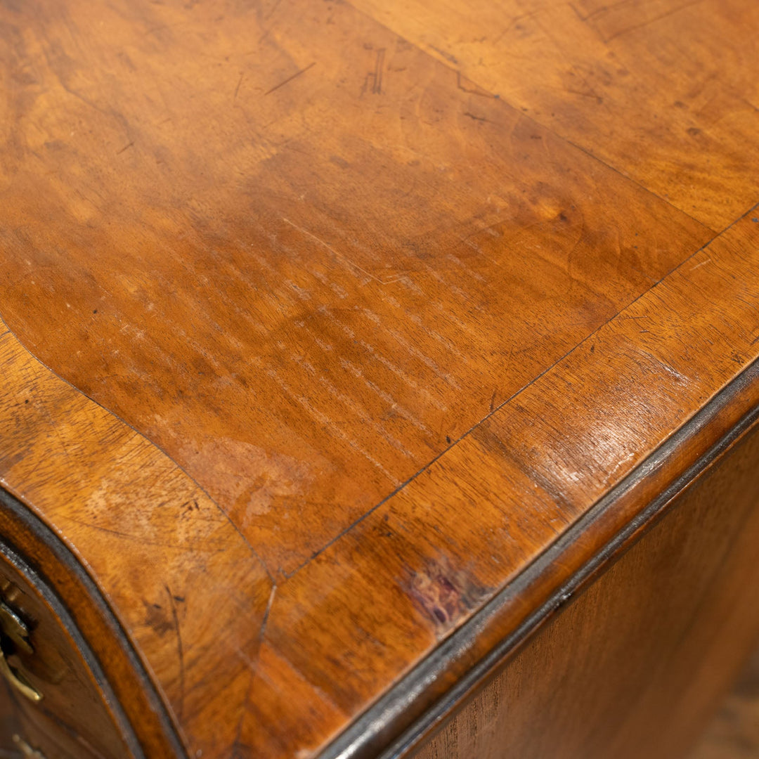 深いブラウンの色味にサーペンタインのデザインが上品 6段チェスト /25G