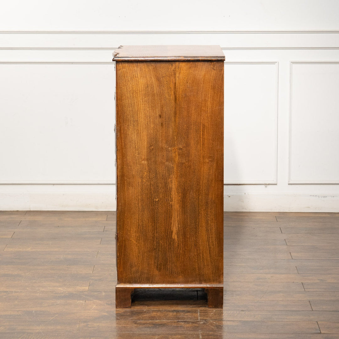 深いブラウンの色味にサーペンタインのデザインが上品 6段チェスト /25G