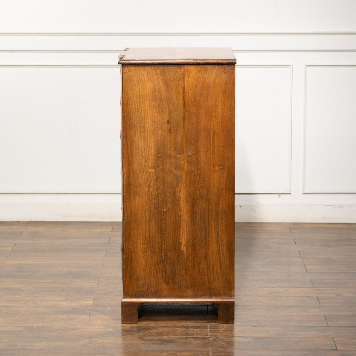 深いブラウンの色味にサーペンタインのデザインが上品 6段チェスト /25G