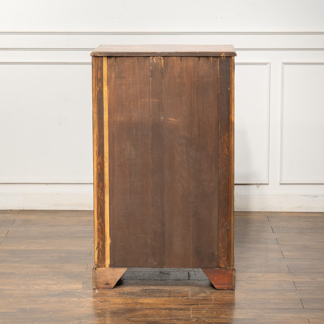 深いブラウンの色味にサーペンタインのデザインが上品 6段チェスト /25G