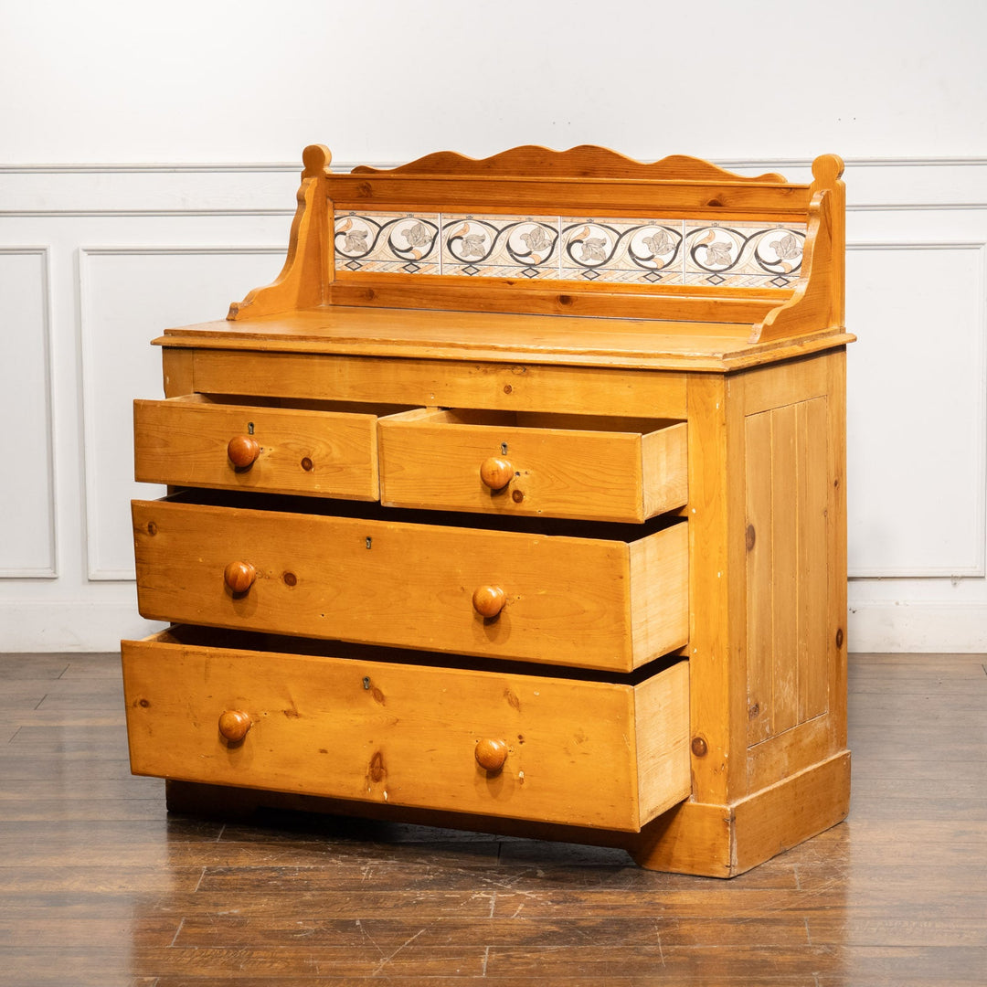 立ち上がりの花柄のタイルが可愛らしい パイン 3段 チェスト /25G