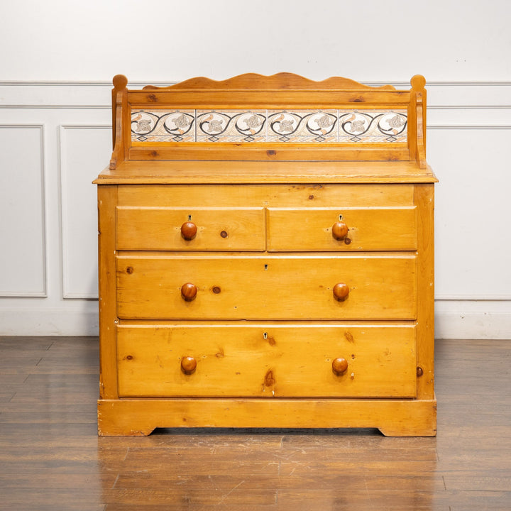 立ち上がりの花柄のタイルが可愛らしい パイン 3段 チェスト /25G