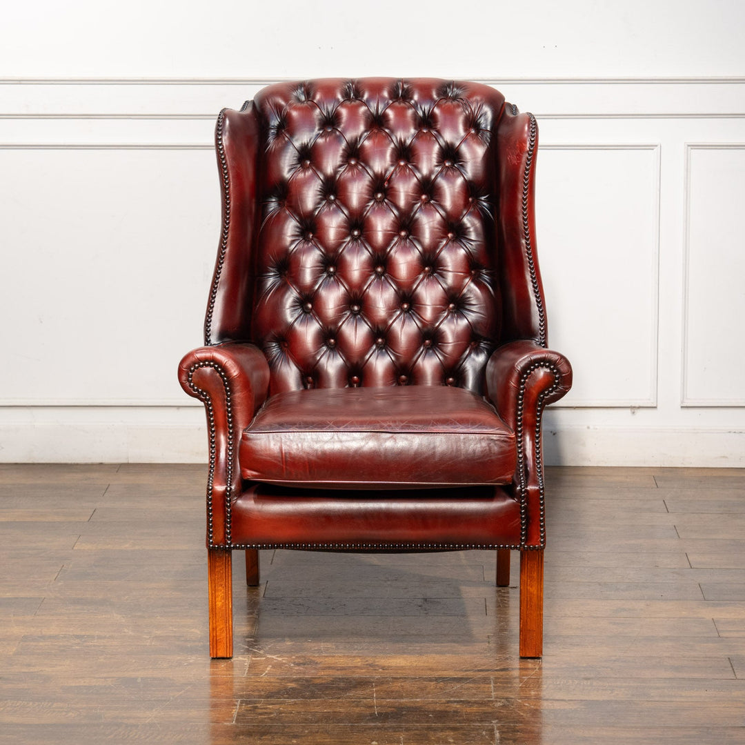 すらっとした脚が印象的 マルーンレッド チェスターフィールド ウィングバックソファ /25G