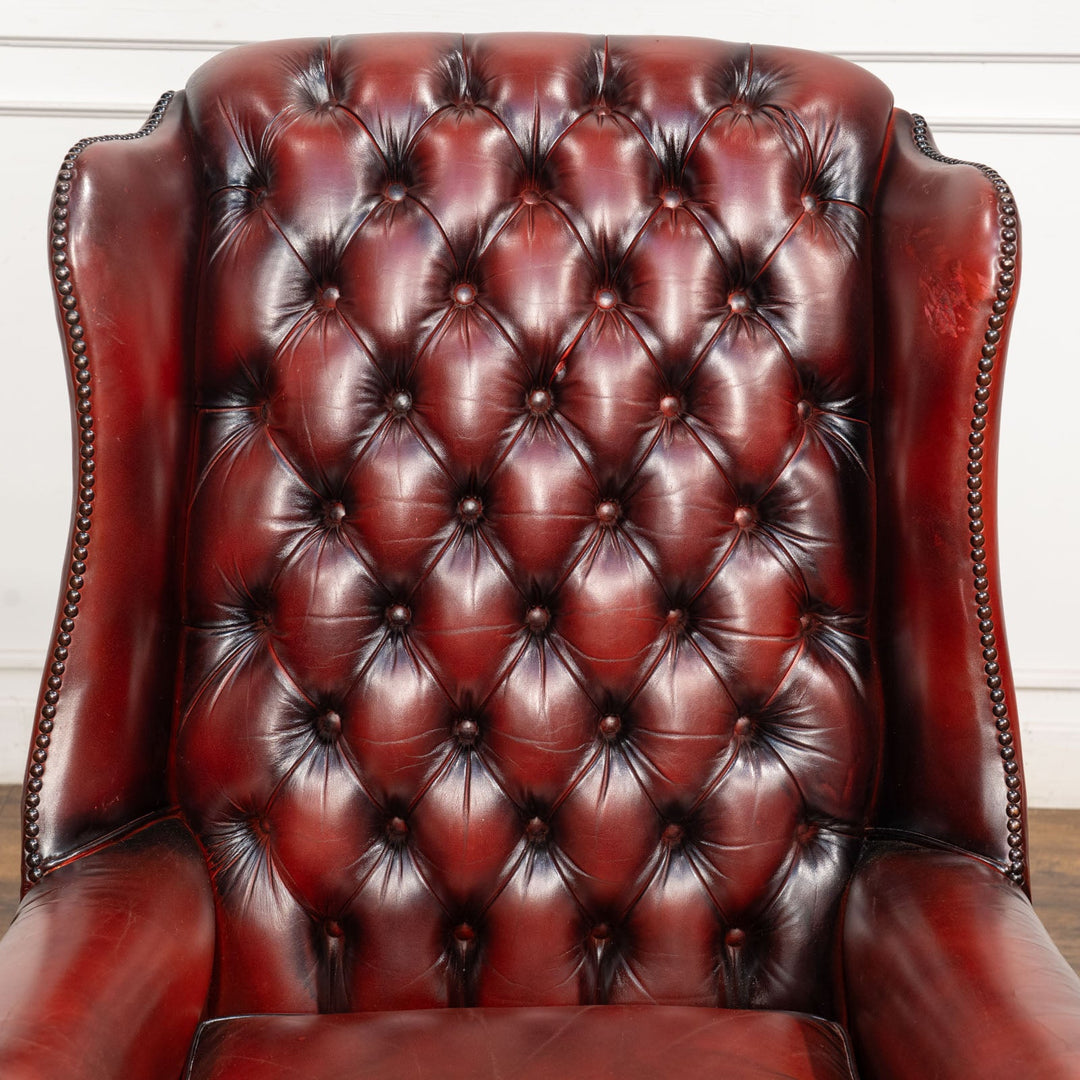 すらっとした脚が印象的 マルーンレッド チェスターフィールド ウィングバックソファ /25G