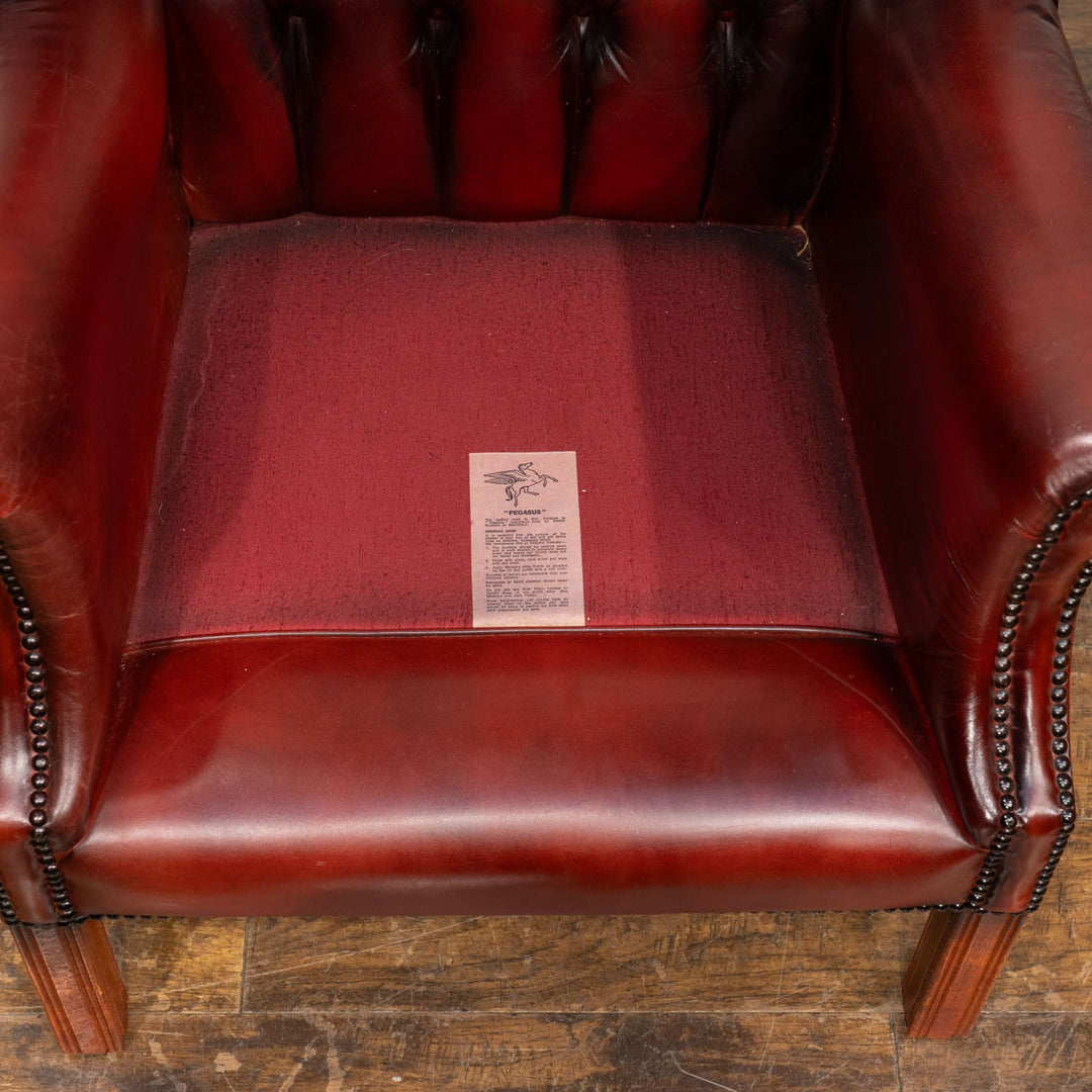 すらっとした脚が印象的 マルーンレッド チェスターフィールド ウィングバックソファ /25G