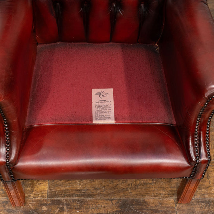 すらっとした脚が印象的 マルーンレッド チェスターフィールド ウィングバックソファ /25G