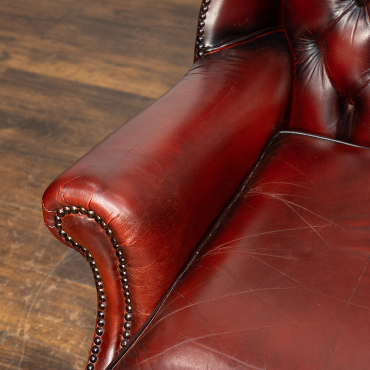 すらっとした脚が印象的 マルーンレッド チェスターフィールド ウィングバックソファ /25G