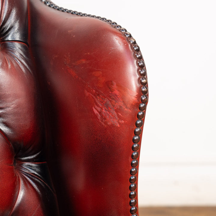 すらっとした脚が印象的 マルーンレッド チェスターフィールド ウィングバックソファ /25G