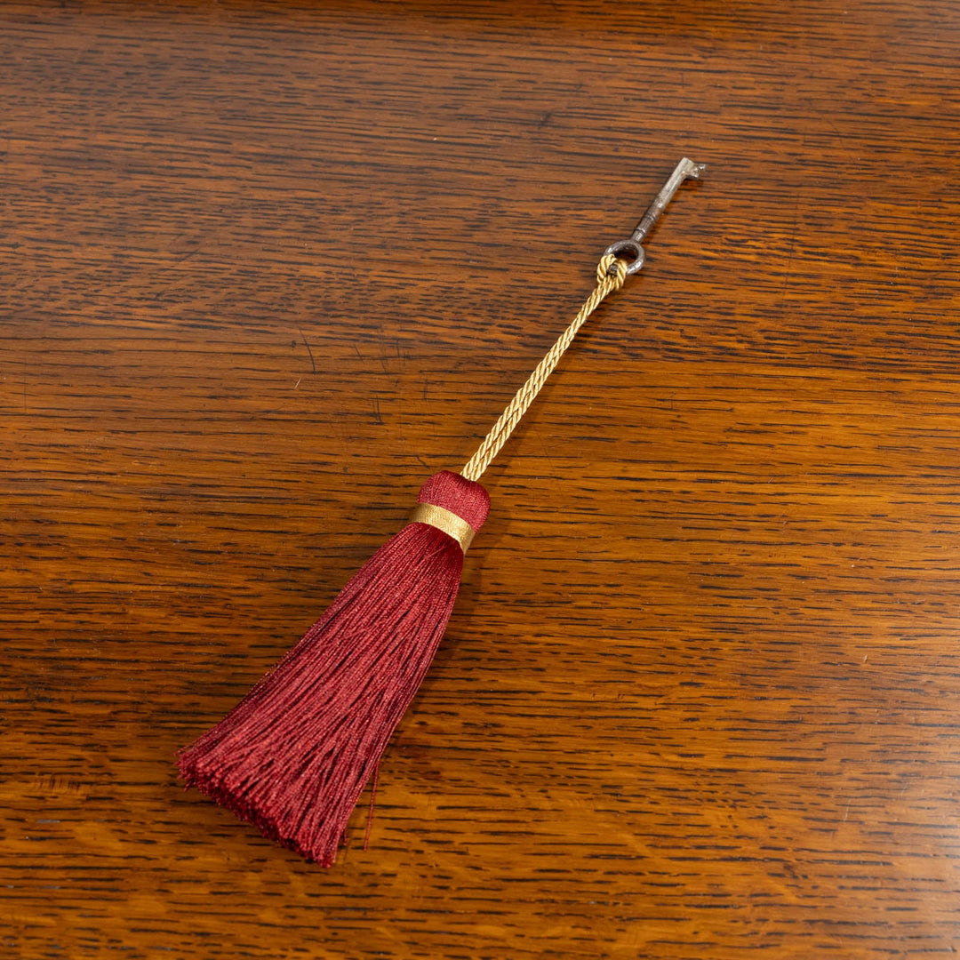 台形のフォルムに繊細なブラインドフレットワークが映える サイドボード /25G