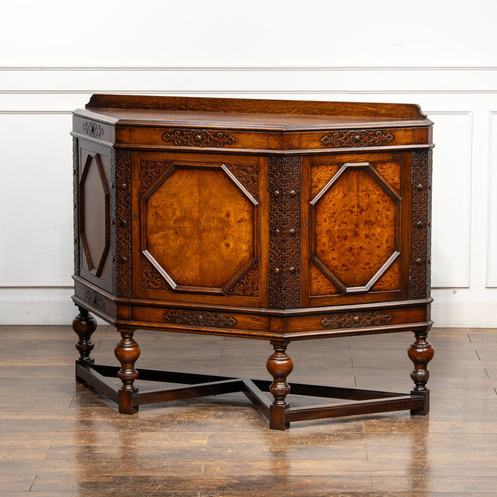 台形のフォルムに繊細なブラインドフレットワークが映える サイドボード /25G