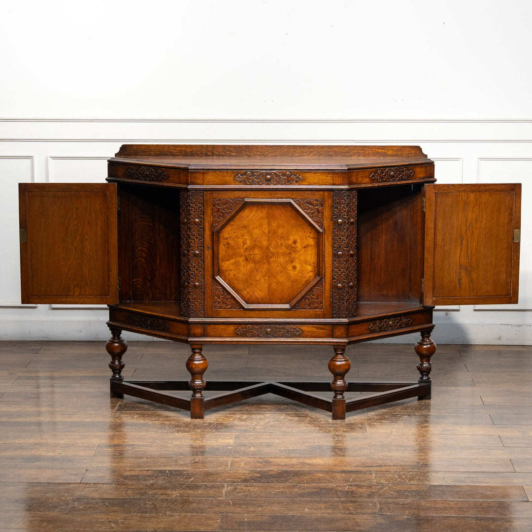 台形のフォルムに繊細なブラインドフレットワークが映える サイドボード /25G