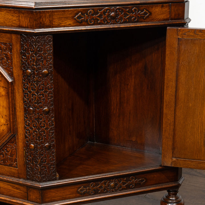 台形のフォルムに繊細なブラインドフレットワークが映える サイドボード /25G