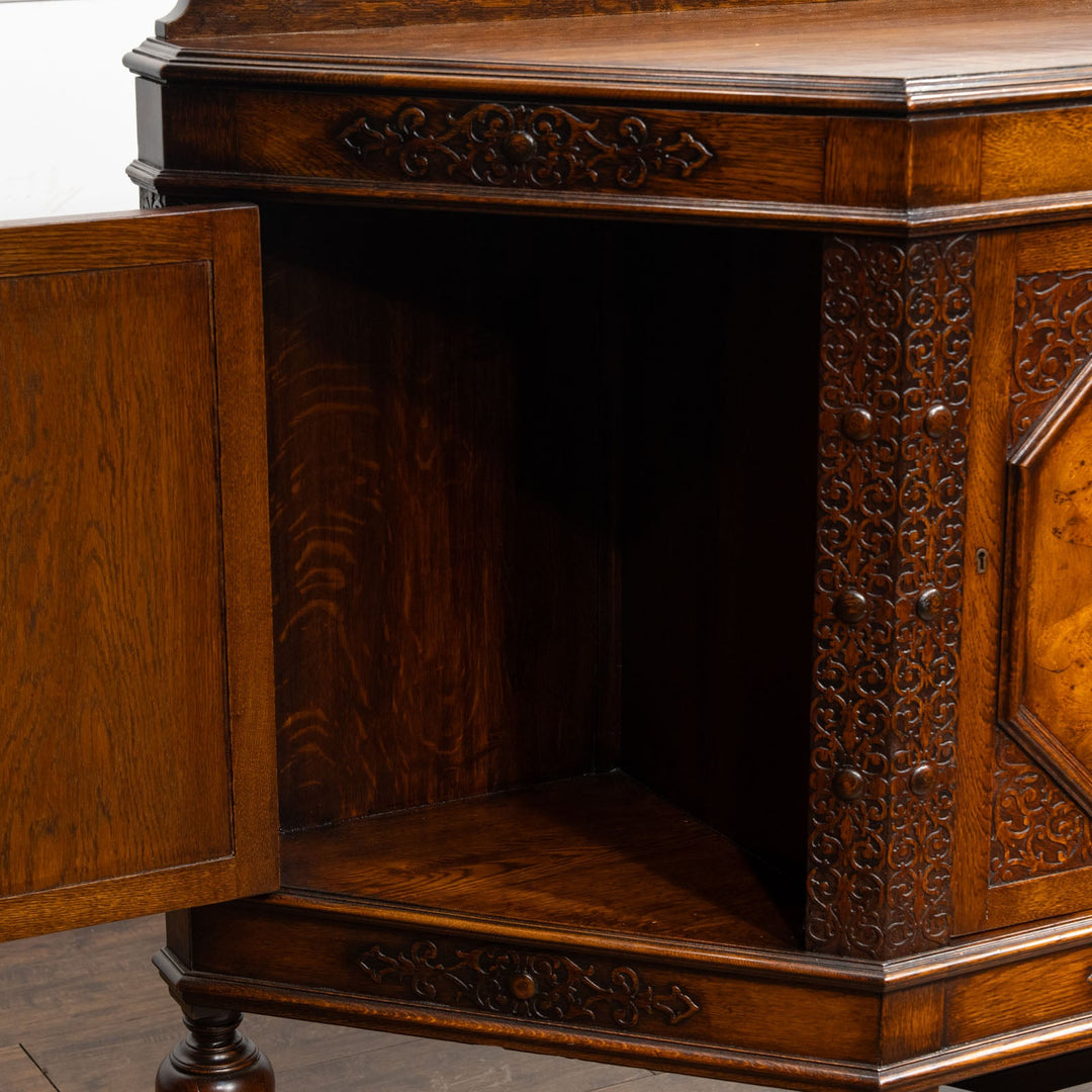 台形のフォルムに繊細なブラインドフレットワークが映える サイドボード /25G