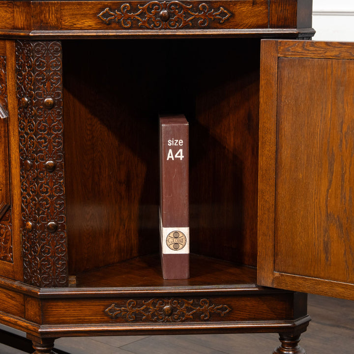 台形のフォルムに繊細なブラインドフレットワークが映える サイドボード /25G