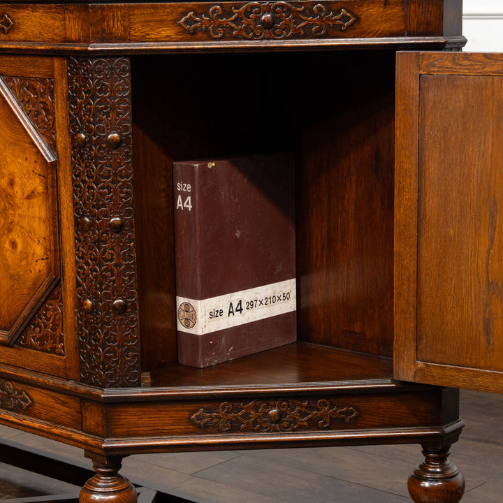 台形のフォルムに繊細なブラインドフレットワークが映える サイドボード /25G