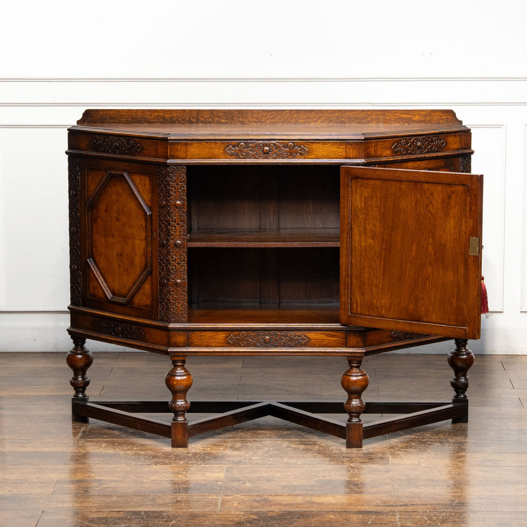 台形のフォルムに繊細なブラインドフレットワークが映える サイドボード /25G