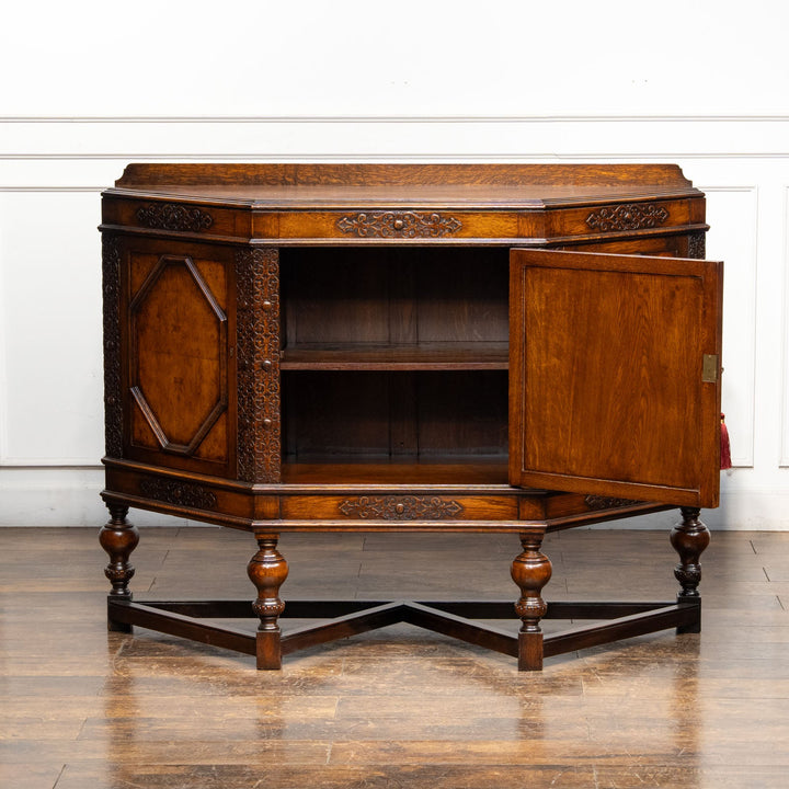 台形のフォルムに繊細なブラインドフレットワークが映える サイドボード /25G