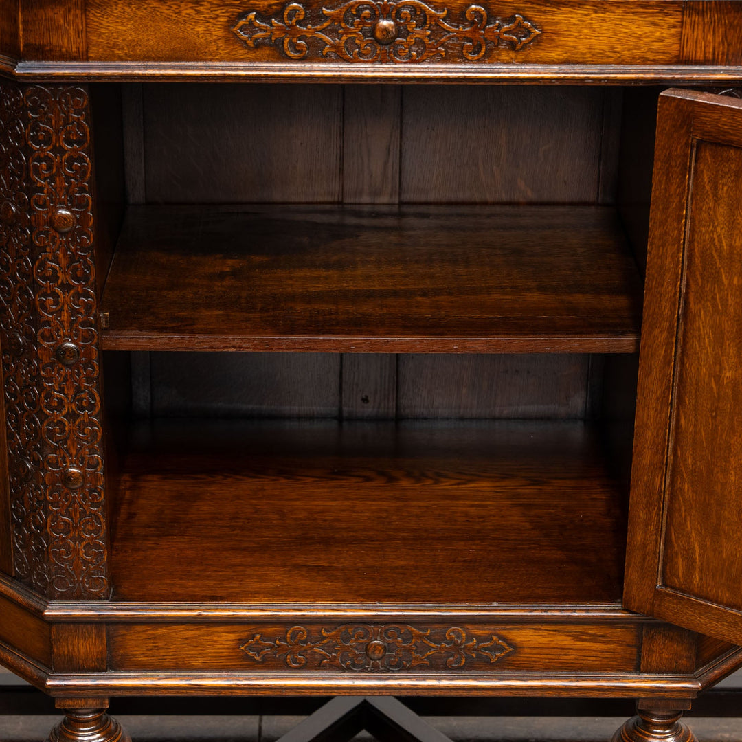 台形のフォルムに繊細なブラインドフレットワークが映える サイドボード /25G