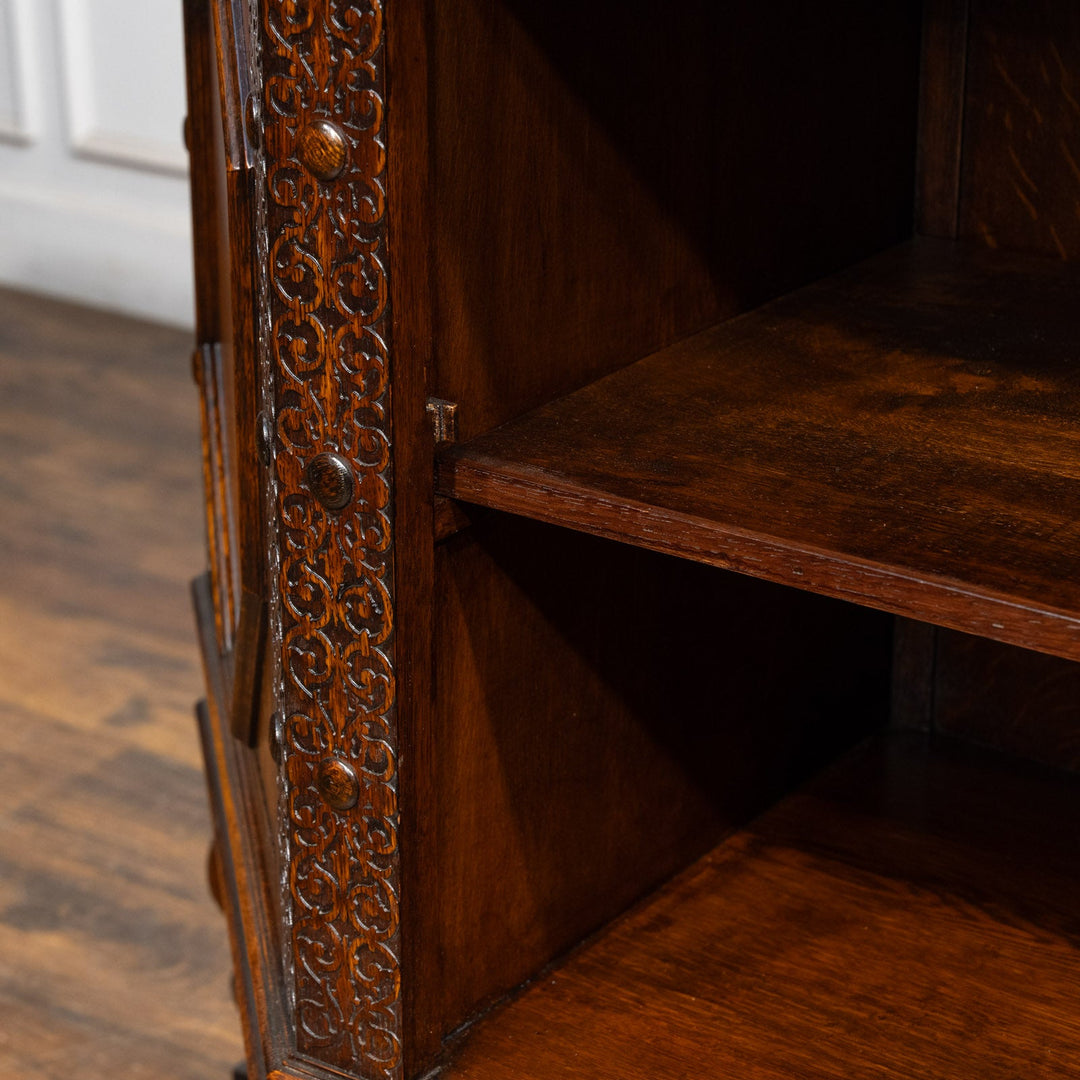 台形のフォルムに繊細なブラインドフレットワークが映える サイドボード /25G