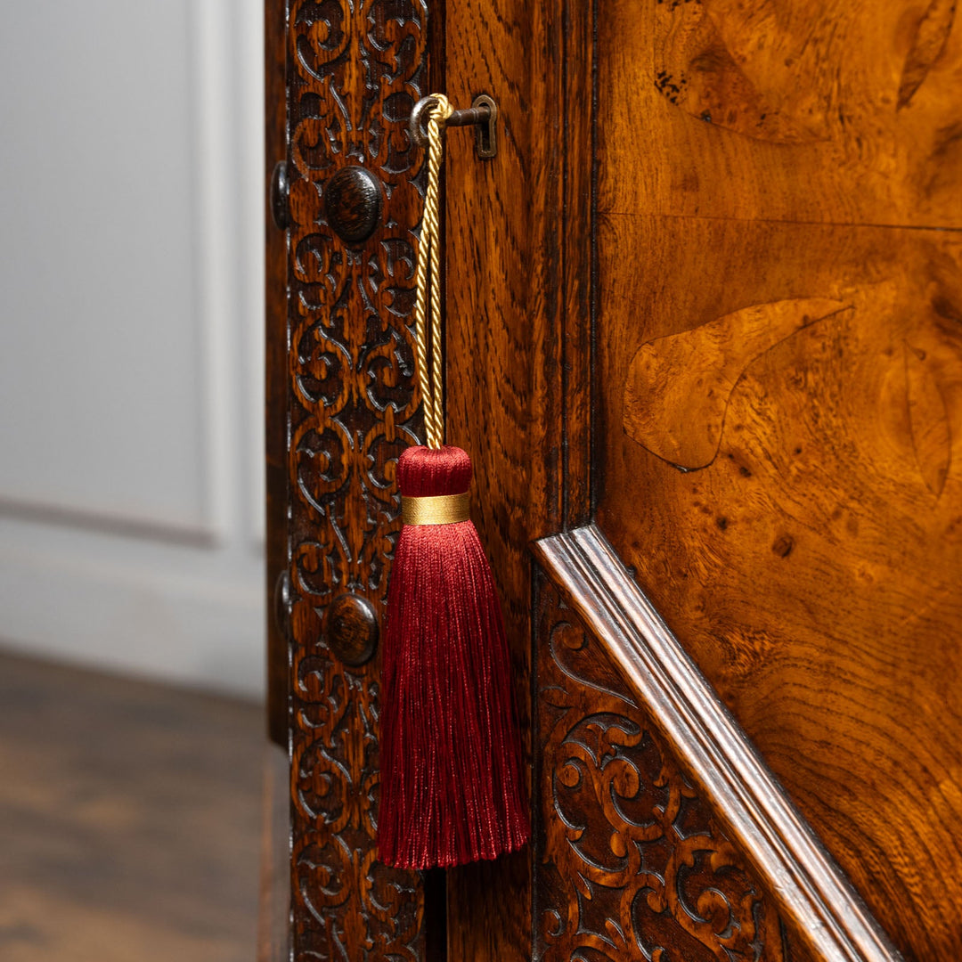 台形のフォルムに繊細なブラインドフレットワークが映える サイドボード /25G