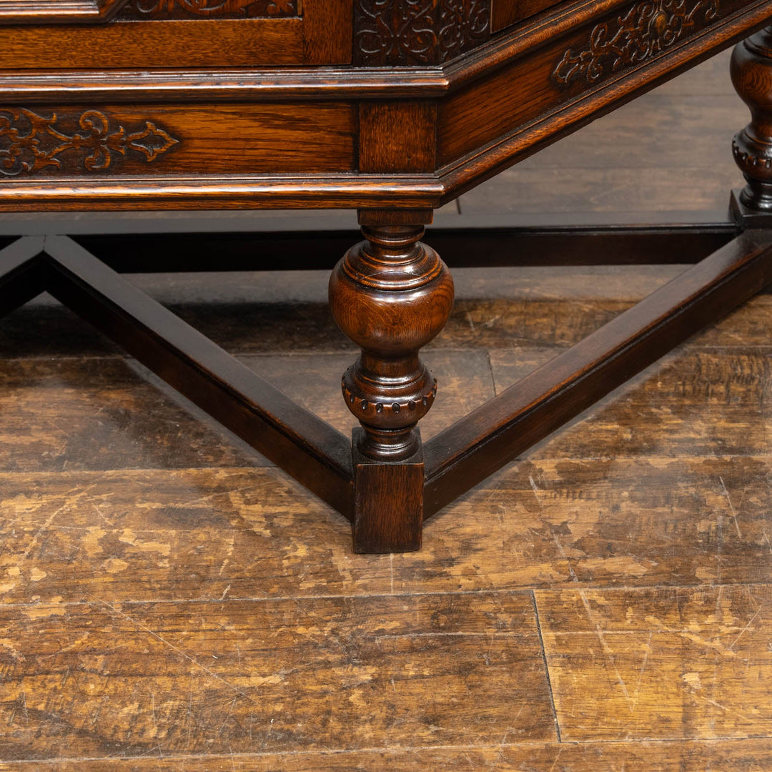 台形のフォルムに繊細なブラインドフレットワークが映える サイドボード /25G