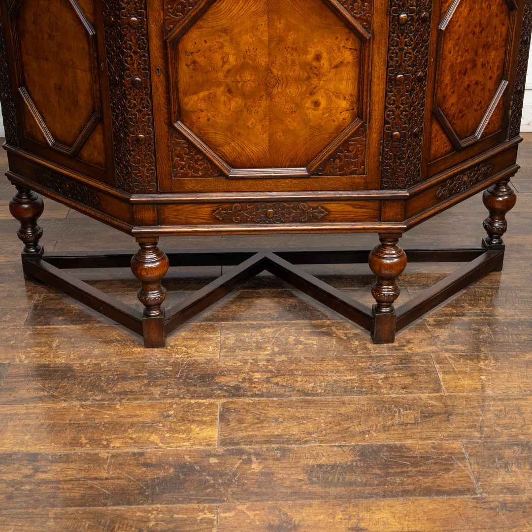 台形のフォルムに繊細なブラインドフレットワークが映える サイドボード /25G