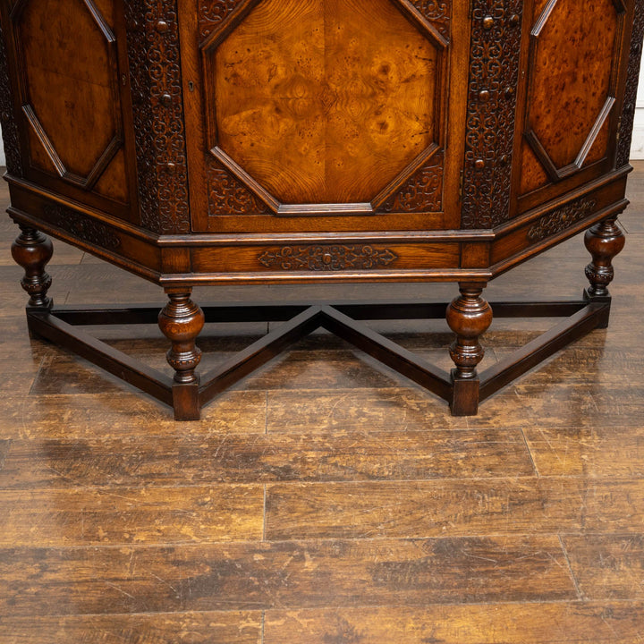 台形のフォルムに繊細なブラインドフレットワークが映える サイドボード /25G