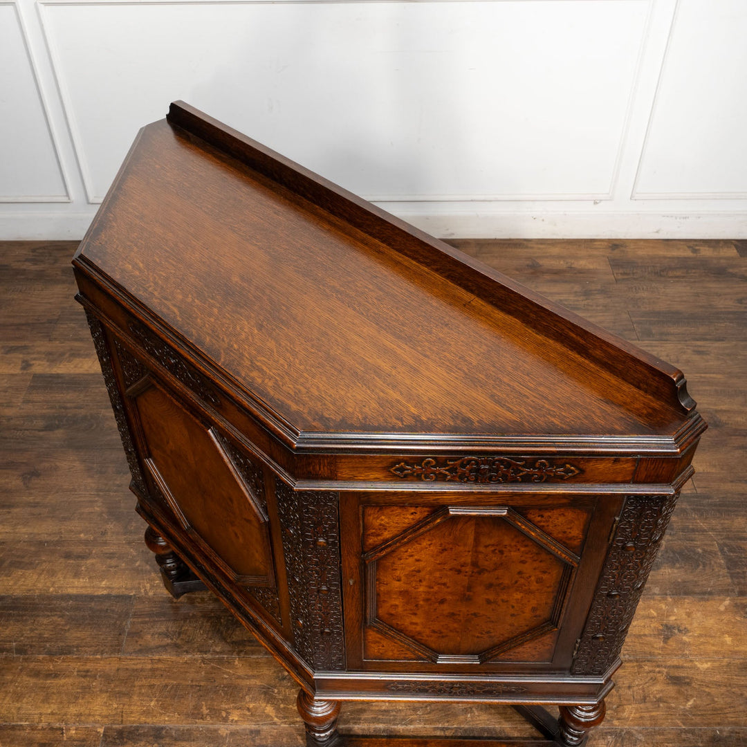 台形のフォルムに繊細なブラインドフレットワークが映える サイドボード /25G