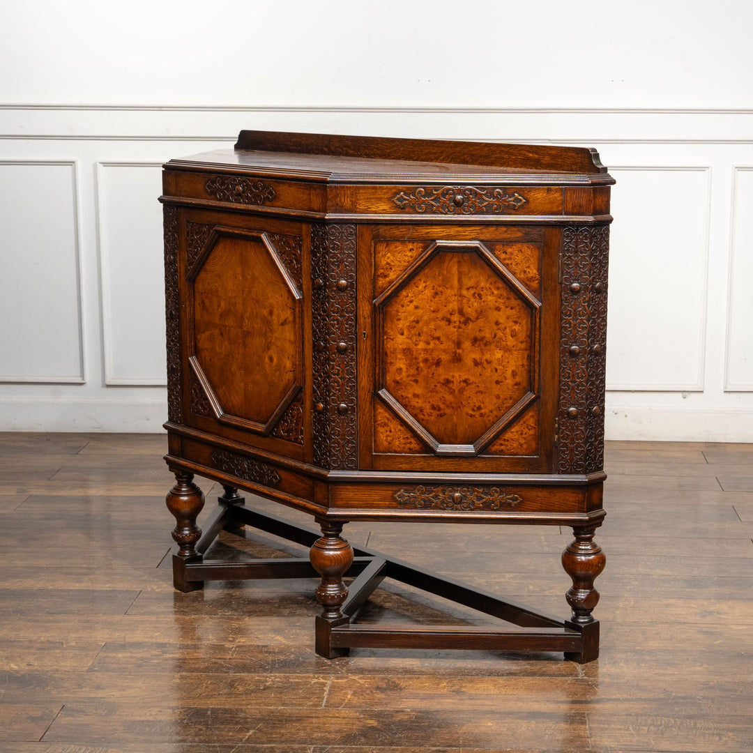 台形のフォルムに繊細なブラインドフレットワークが映える サイドボード /25G