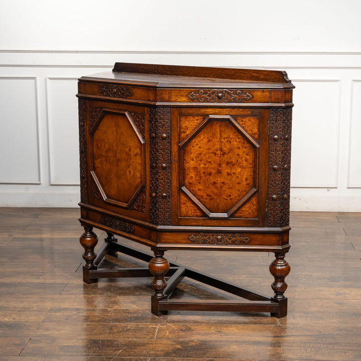 台形のフォルムに繊細なブラインドフレットワークが映える サイドボード /25G