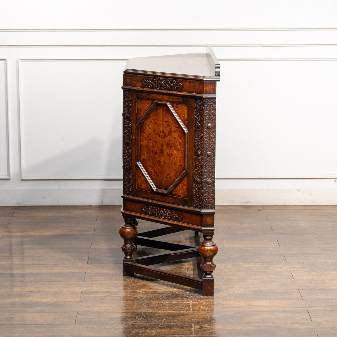 台形のフォルムに繊細なブラインドフレットワークが映える サイドボード /25G