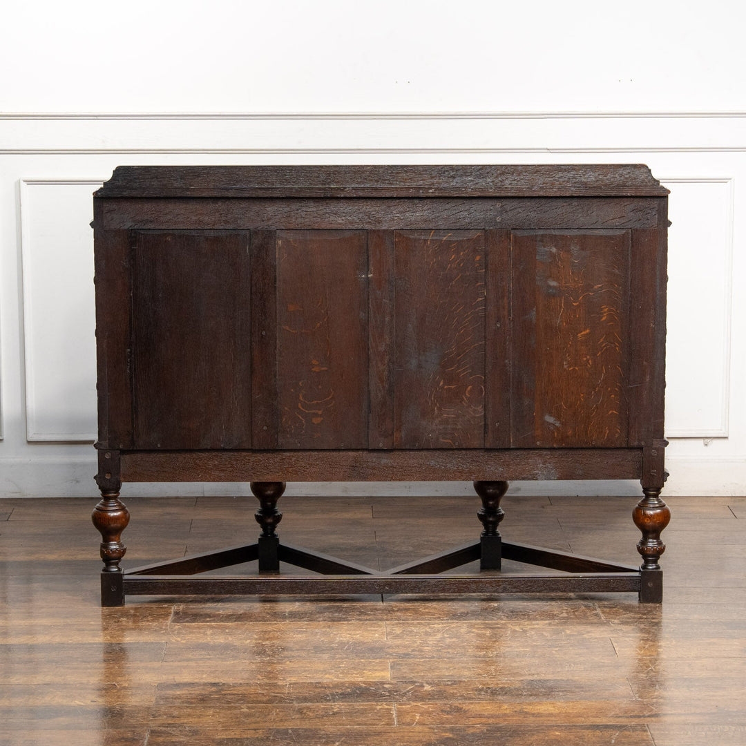 台形のフォルムに繊細なブラインドフレットワークが映える サイドボード /25G