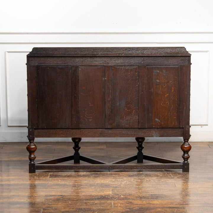 台形のフォルムに繊細なブラインドフレットワークが映える サイドボード /25G