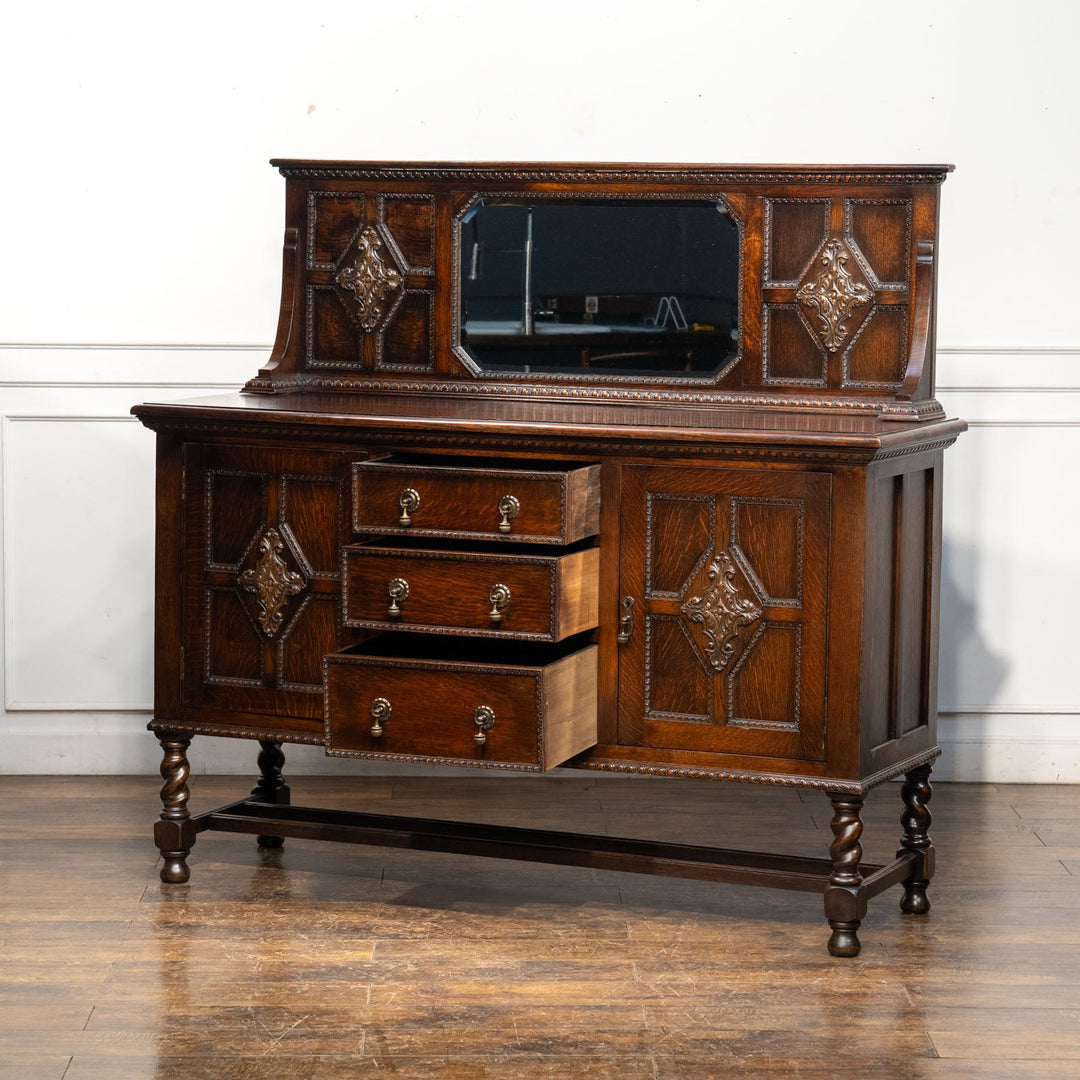 精緻な彫刻に力強いバーリーシュガーツイストレッグが印象的 ミラーバックサイドボード /25G