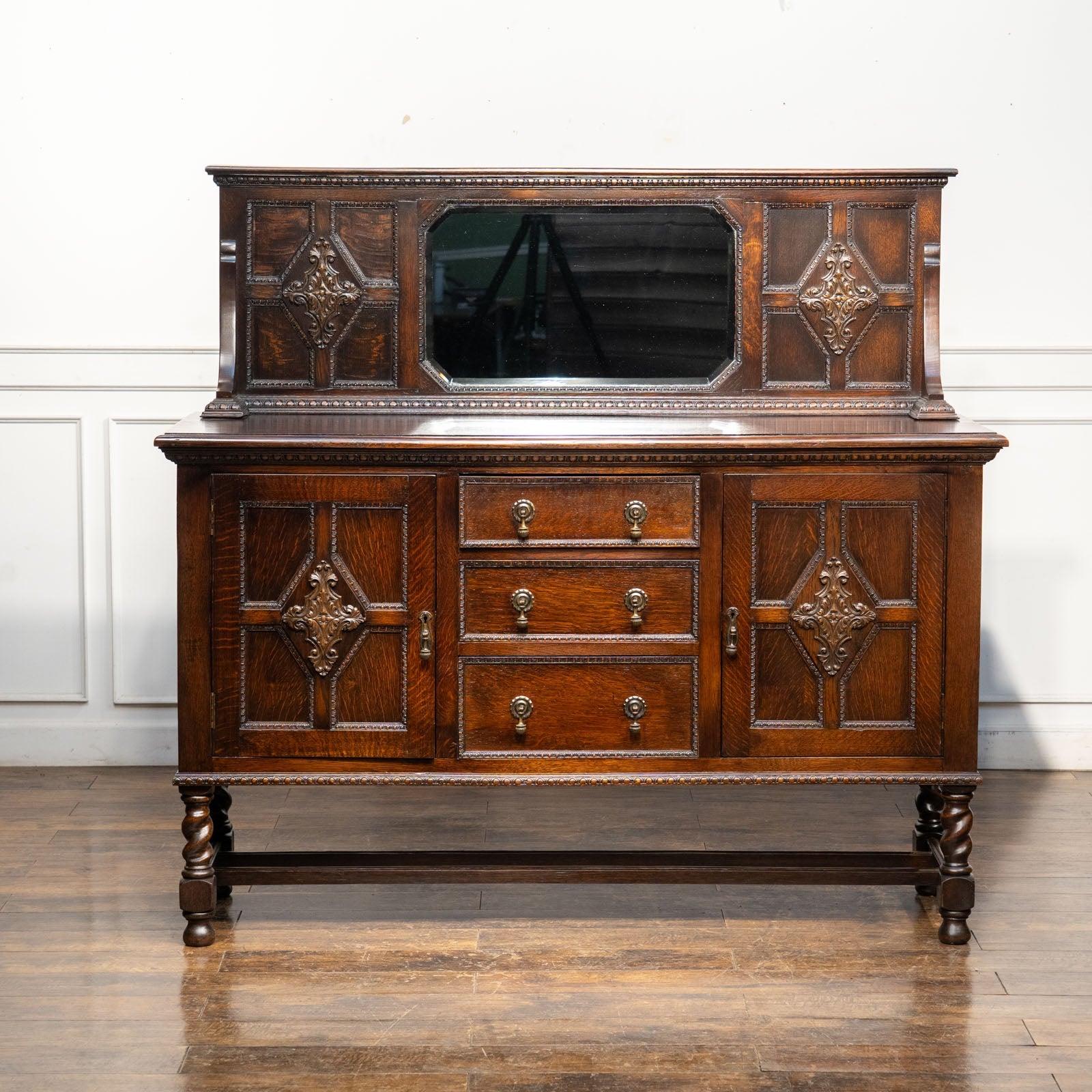 精緻な彫刻に力強いバーリーシュガーツイストレッグが印象的 ミラー