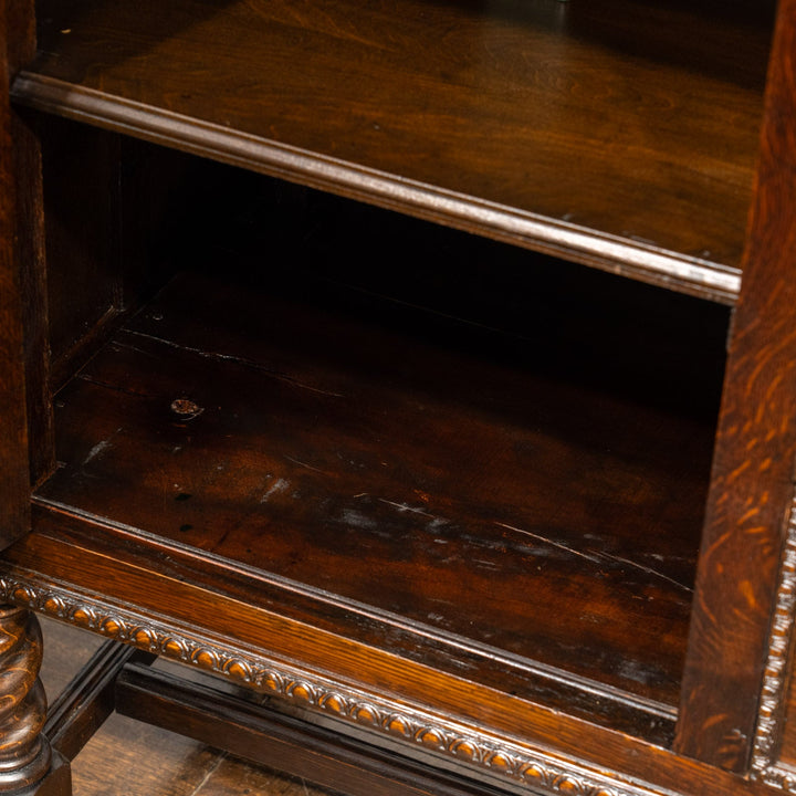 精緻な彫刻に力強いバーリーシュガーツイストレッグが印象的 ミラーバックサイドボード /25G