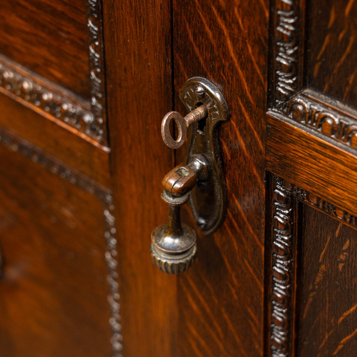 精緻な彫刻に力強いバーリーシュガーツイストレッグが印象的 ミラーバックサイドボード /25G