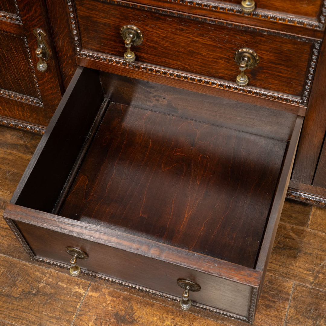 精緻な彫刻に力強いバーリーシュガーツイストレッグが印象的 ミラーバックサイドボード /25G