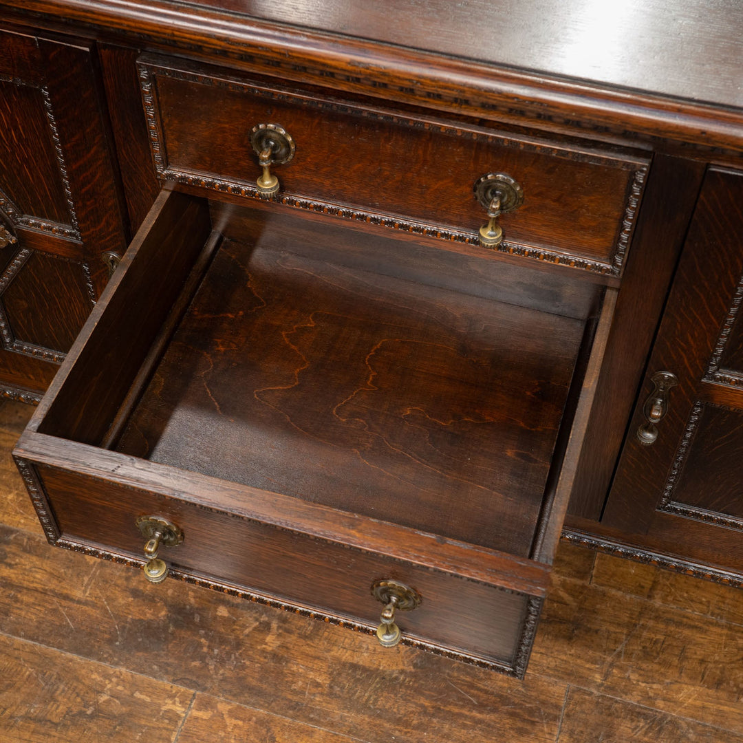 精緻な彫刻に力強いバーリーシュガーツイストレッグが印象的 ミラーバックサイドボード /25G