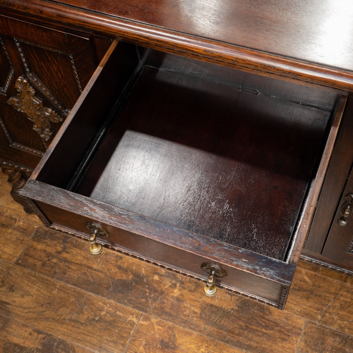 精緻な彫刻に力強いバーリーシュガーツイストレッグが印象的 ミラーバックサイドボード /25G