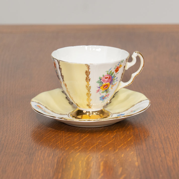 淡いイエローの優しい色味に金彩が贅沢にあしらわれた コーヒーカップ&ソーサー /25G