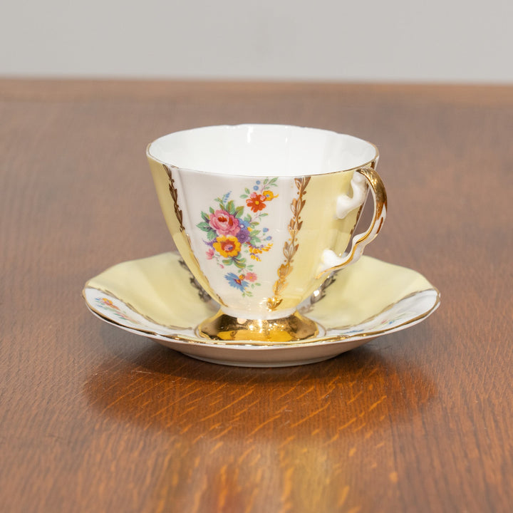 淡いイエローの優しい色味に金彩が贅沢にあしらわれた コーヒーカップ&ソーサー /25G