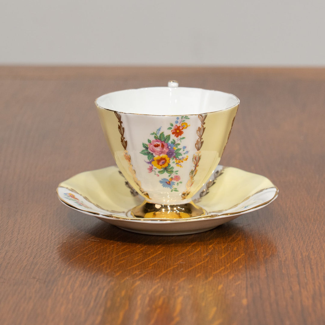淡いイエローの優しい色味に金彩が贅沢にあしらわれた コーヒーカップ&ソーサー /25G