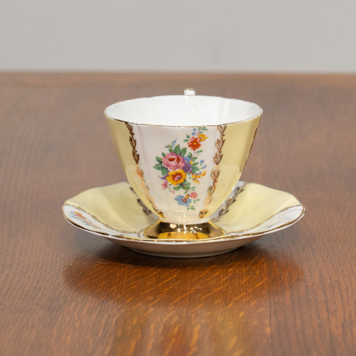淡いイエローの優しい色味に金彩が贅沢にあしらわれた コーヒーカップ&ソーサー /25G