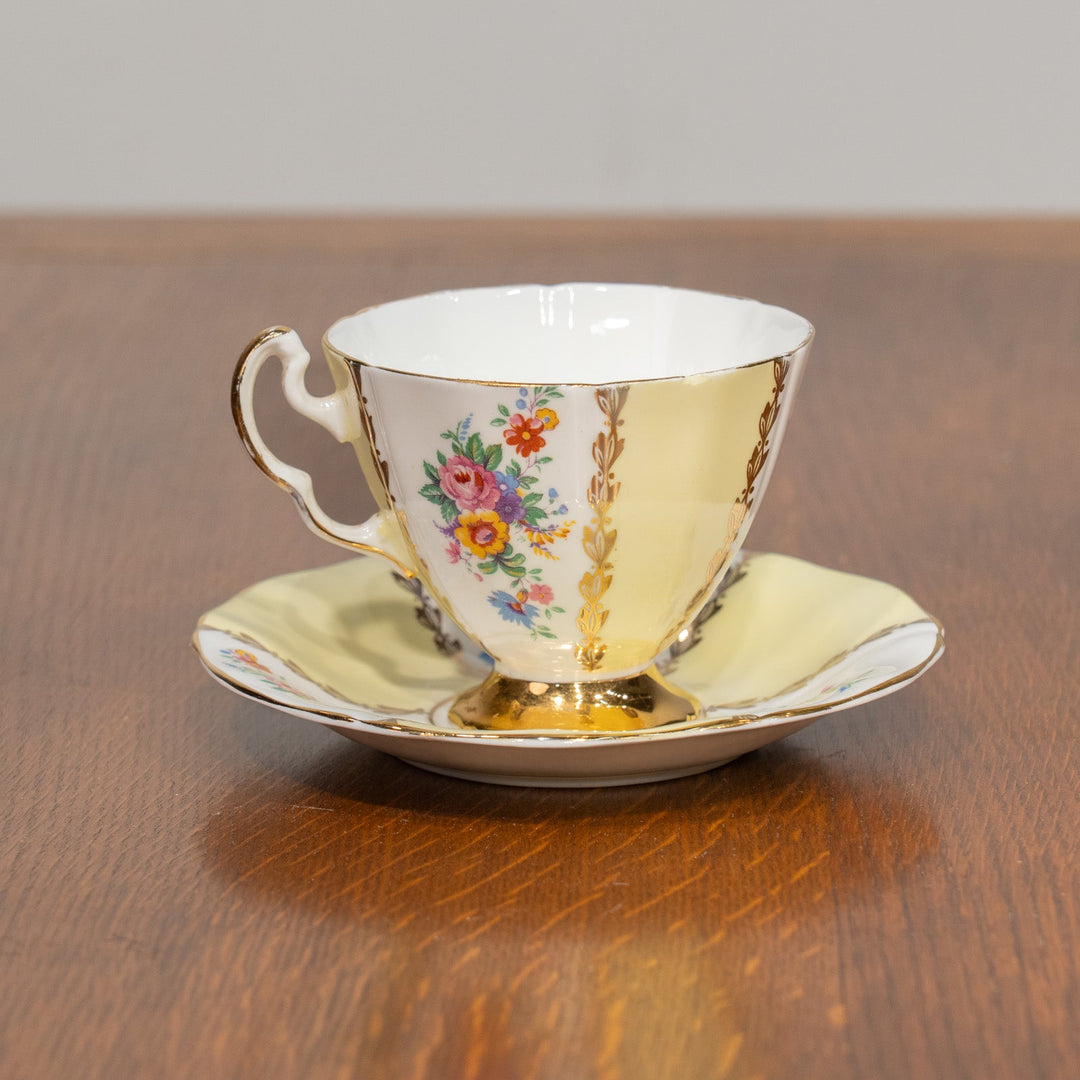 淡いイエローの優しい色味に金彩が贅沢にあしらわれた コーヒーカップ&ソーサー /25G