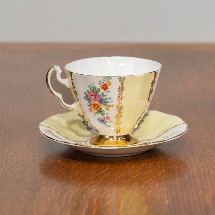 淡いイエローの優しい色味に金彩が贅沢にあしらわれた コーヒーカップ&ソーサー /25G